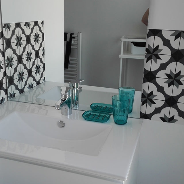 Realización de un cliente: baldosas en blanco y negro alrededor de un lavabo