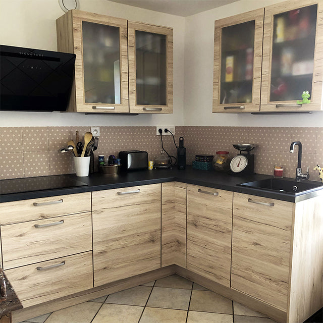 Realización de un cliente: salpicadero beige con motivos blancos en una cocina de madera