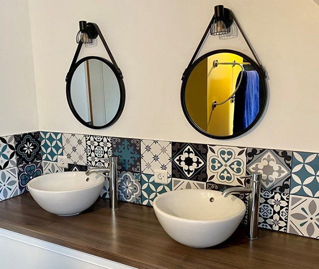 Réalisation d’un client : carreaux à motifs derrière deux vasques