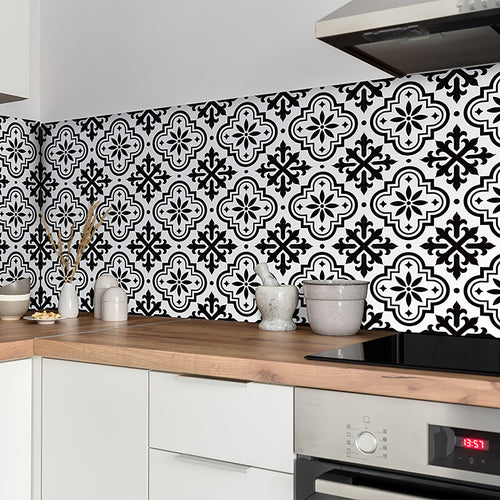 Vinyl Way - Collection Carreaux de ciment noir & blanc - carreaux adhésifs collés sur une crédence de cuisine