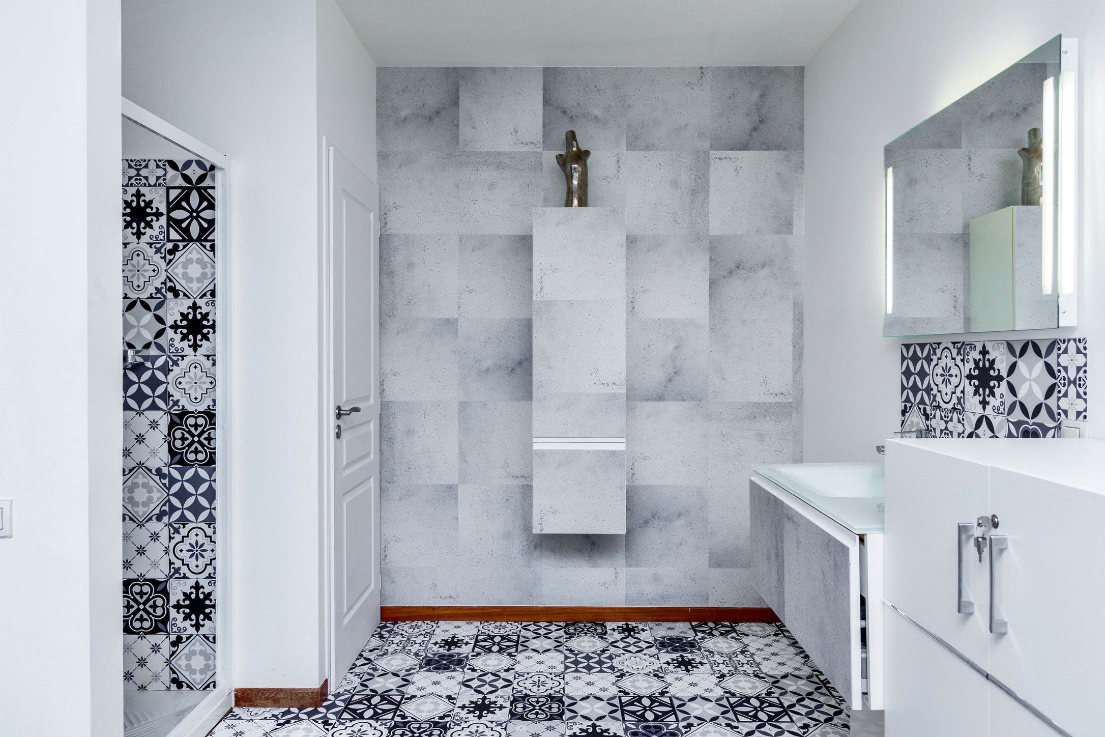Transformer votre salle de bain avec du carrelage adhésif