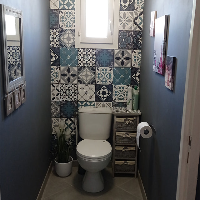 Realización de un cliente: pared del aseo con baldosas de motivos azules