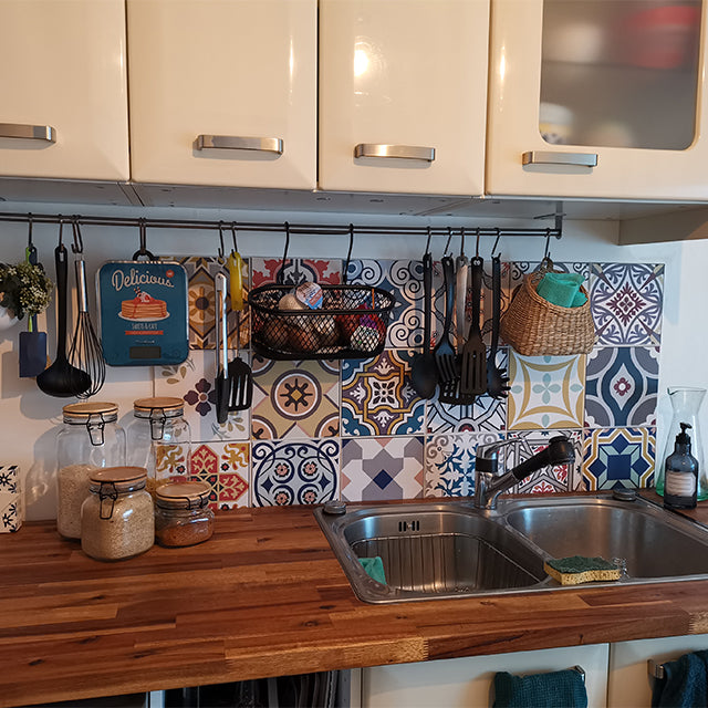 Réalisation d’un client : crédence en carreaux de ciment colorés derrière un évier